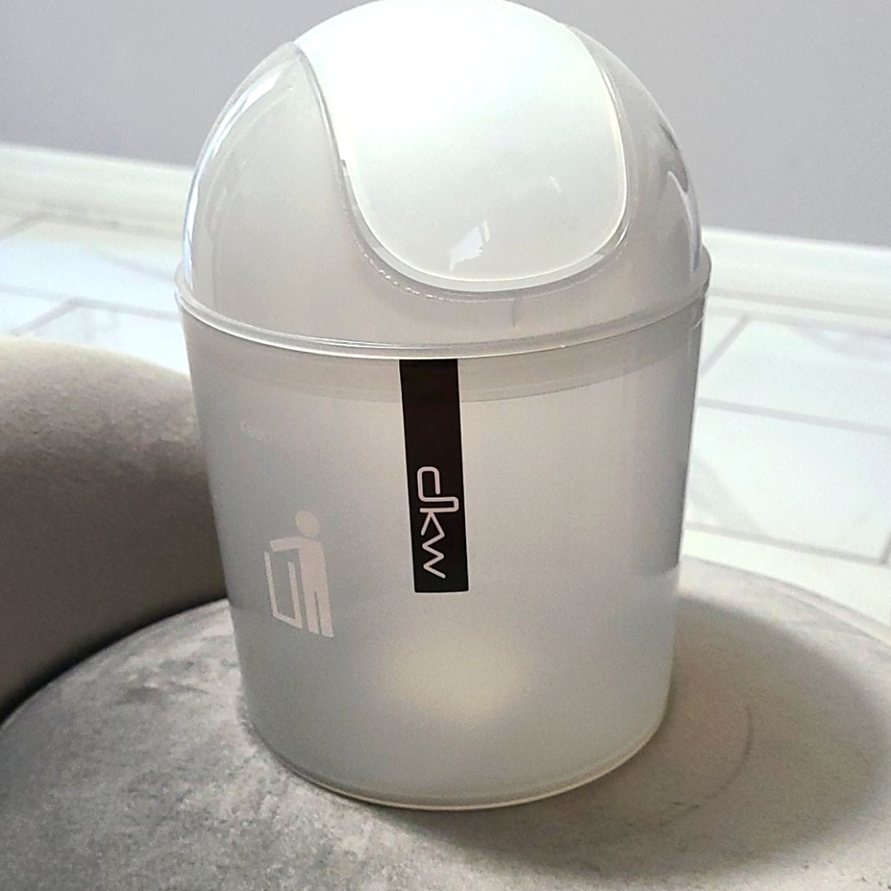 Mini trash can